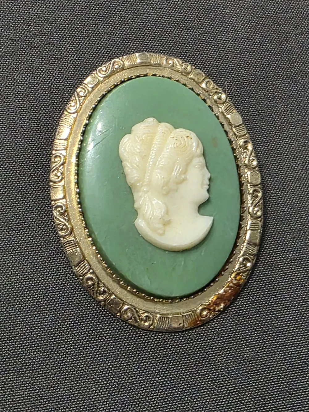Estate Gold-Tone Green Cameo Vintage Brooch - Item 282